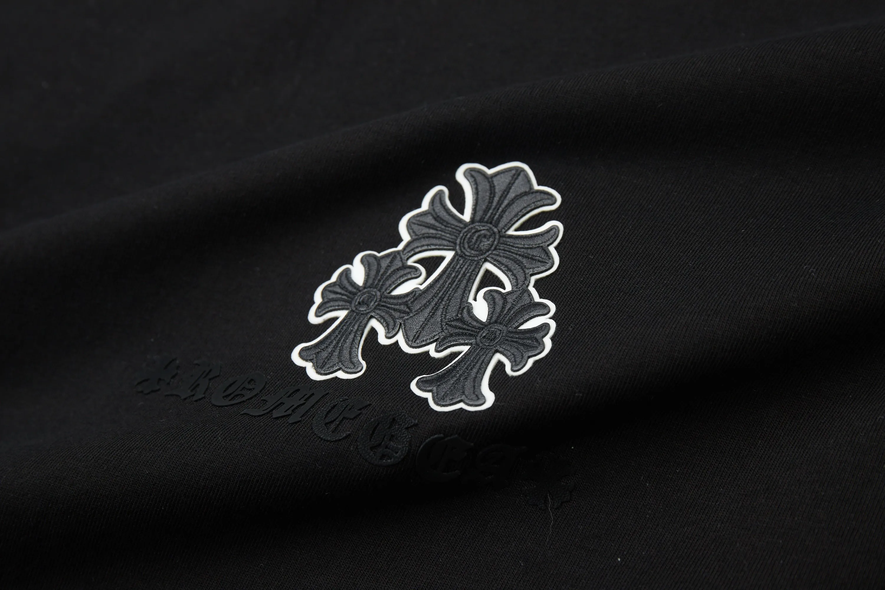 🅿️230 ✨CH✨🆕25SS Spring and Summer New Style Crow Heart✝Rack Logo Embroidered Short Sleeves Light luxury essential item for daily commuting for men and women Correct version Welcome to compare Detailed features · 260g 100% pure cotton double yarn jersey fabric · Custom dyed in the same cylinder, special thickened 32 count double-ply 1X1 thread · Double needle stitching and cross-stitching technology · Original main mark, washed tag, brand moisture-proof paper packaging Color: white/black/grey Size: S/M/L/XL